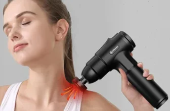 Une jeune femme blonde se masse la nuque avec le pistolet de massage Aerlang.